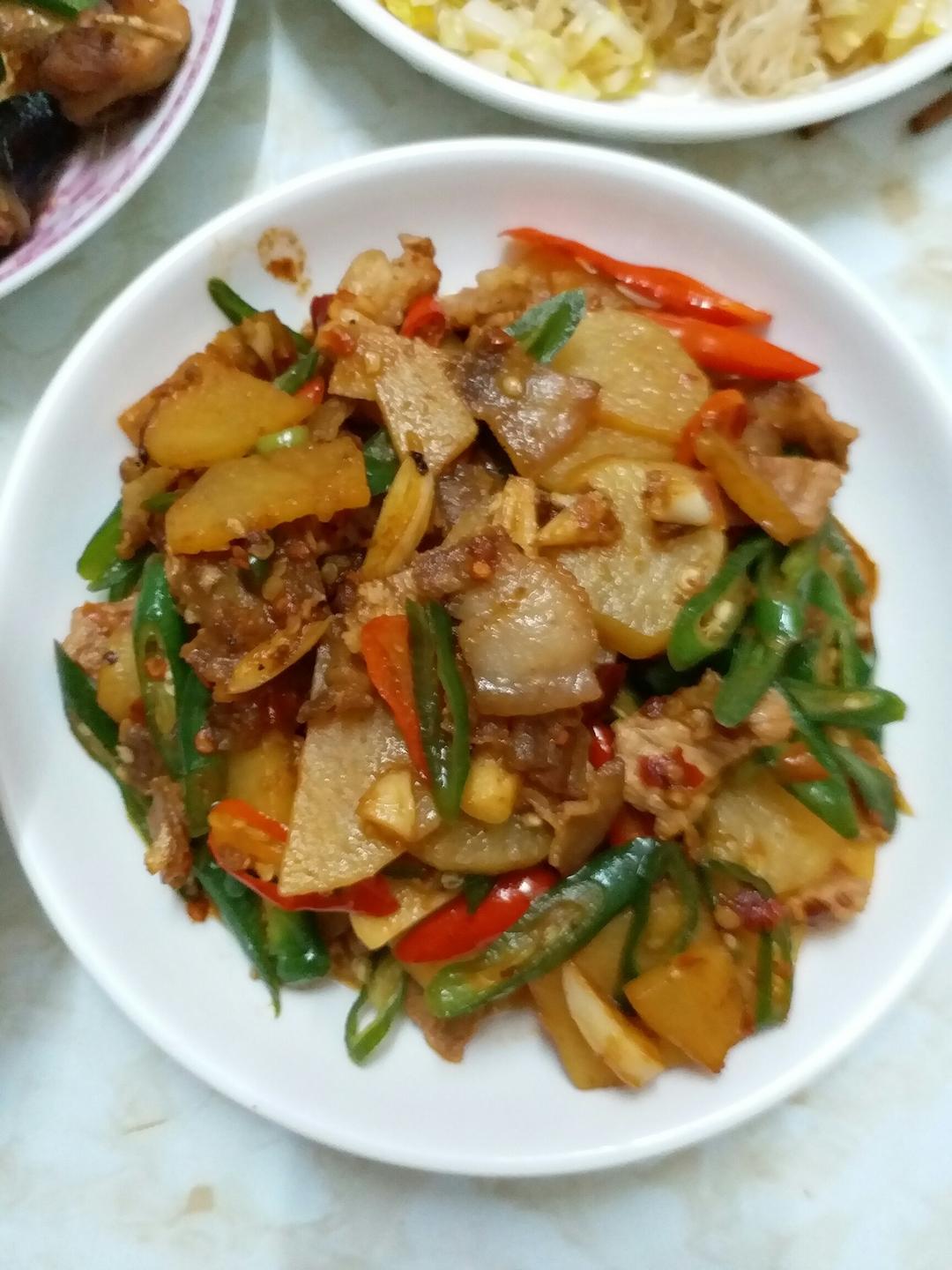 五花肉干煸土豆片