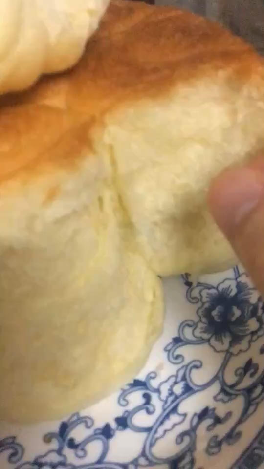 【干货】新手手揉面包十几分钟也能快速出手套膜方法，天热手揉面团如果降温方法。