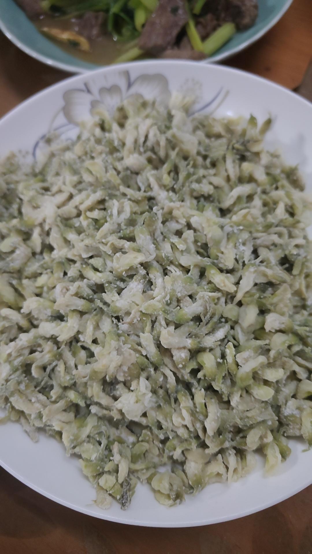 如何做一份成功的蒸槐花饭——附拌面粉的视频