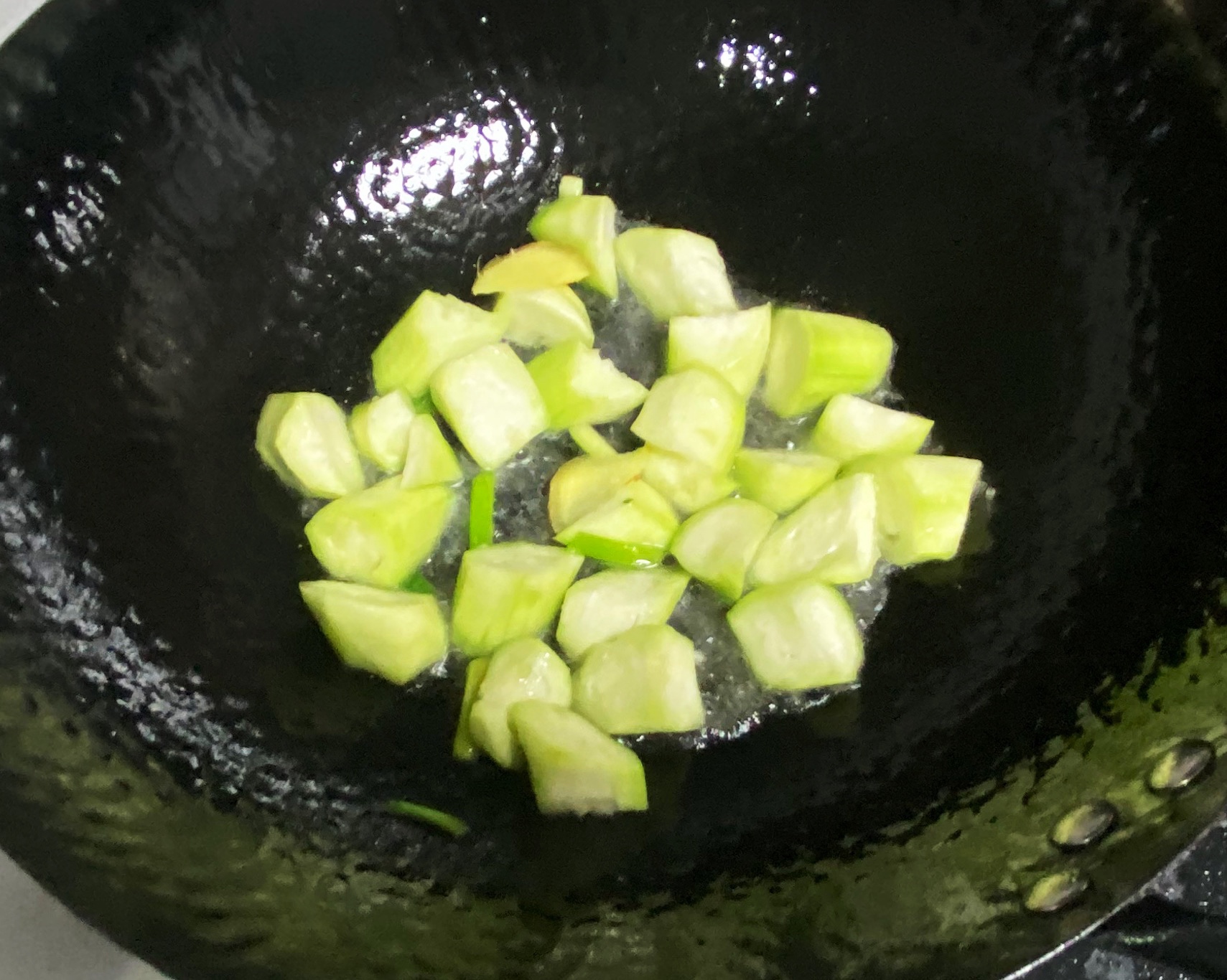 【孕妇食谱】丝瓜炒金针菇，水嫩翠绿，甜鲜又美味～的做法 步骤4