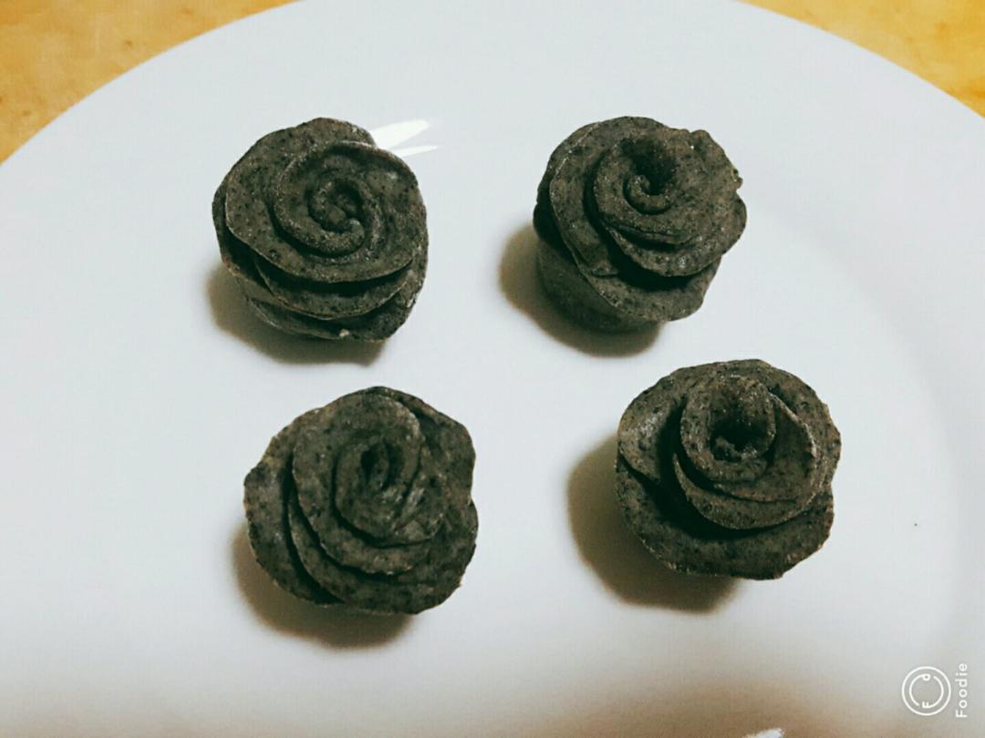 牛奶黑芝麻玫瑰馒头