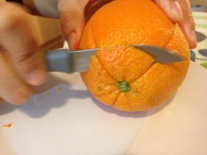 七秒快速剥橙法（不脏手）的做法 步骤3