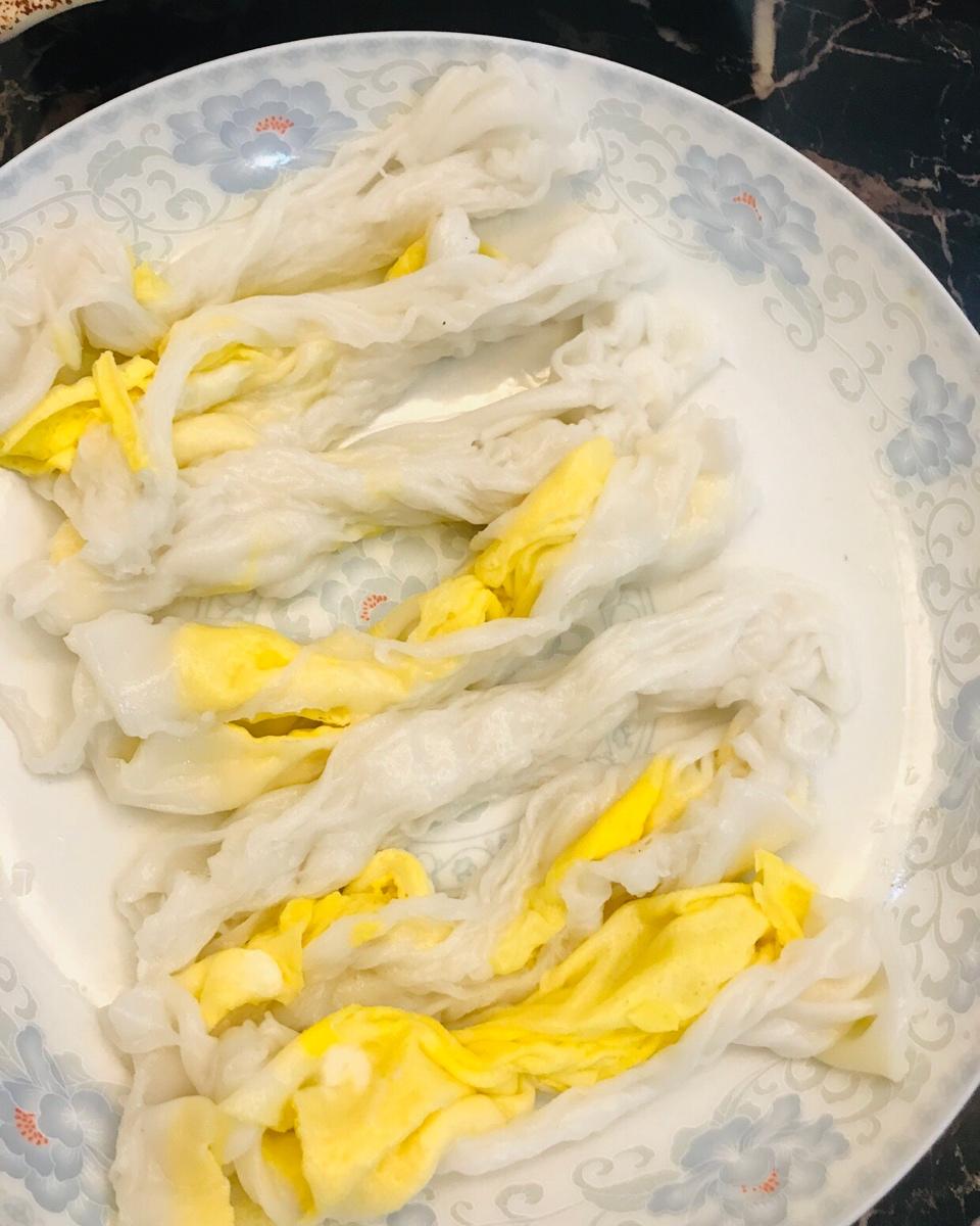 肠粉技术，从  酱汁  到  粉皮  到  蒸制  (网红肠粉一条龙最详细的做法，用此方子开店不是问题)。