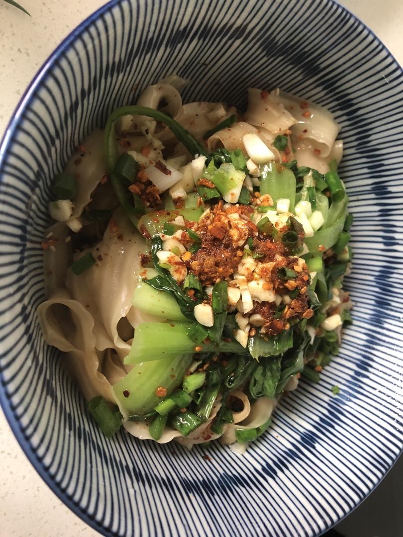 十分钟就能吃上的超简单油泼面