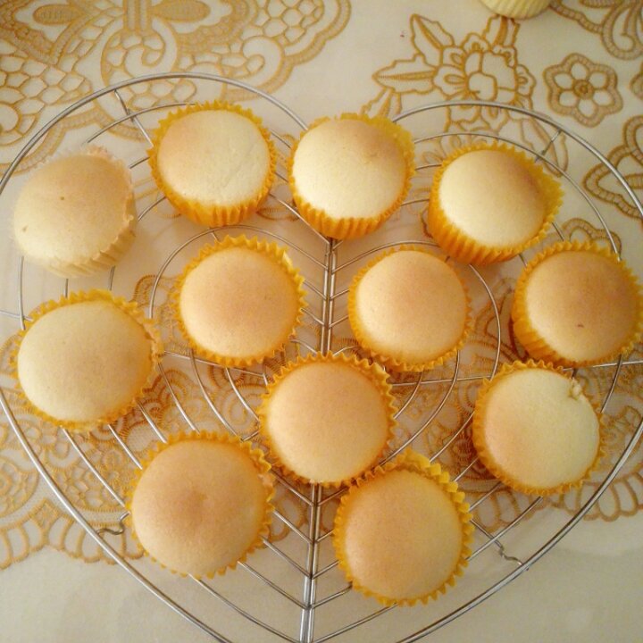 戚风杯子蛋糕^_^不开裂不回缩喔～
