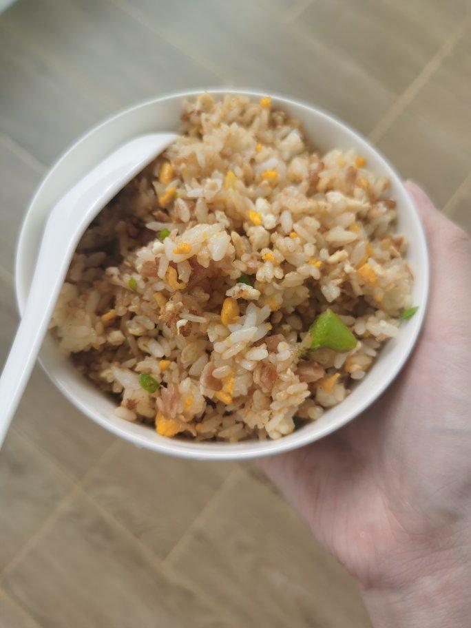 厨师长教你：“酱油炒饭”的家常做法，里面满满的小技巧，很受用