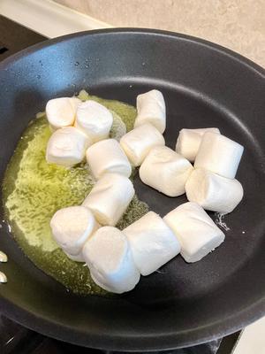 用最简单的方法做最好吃的牛奶糖🍬（大白兔🐰味道）的做法 步骤3