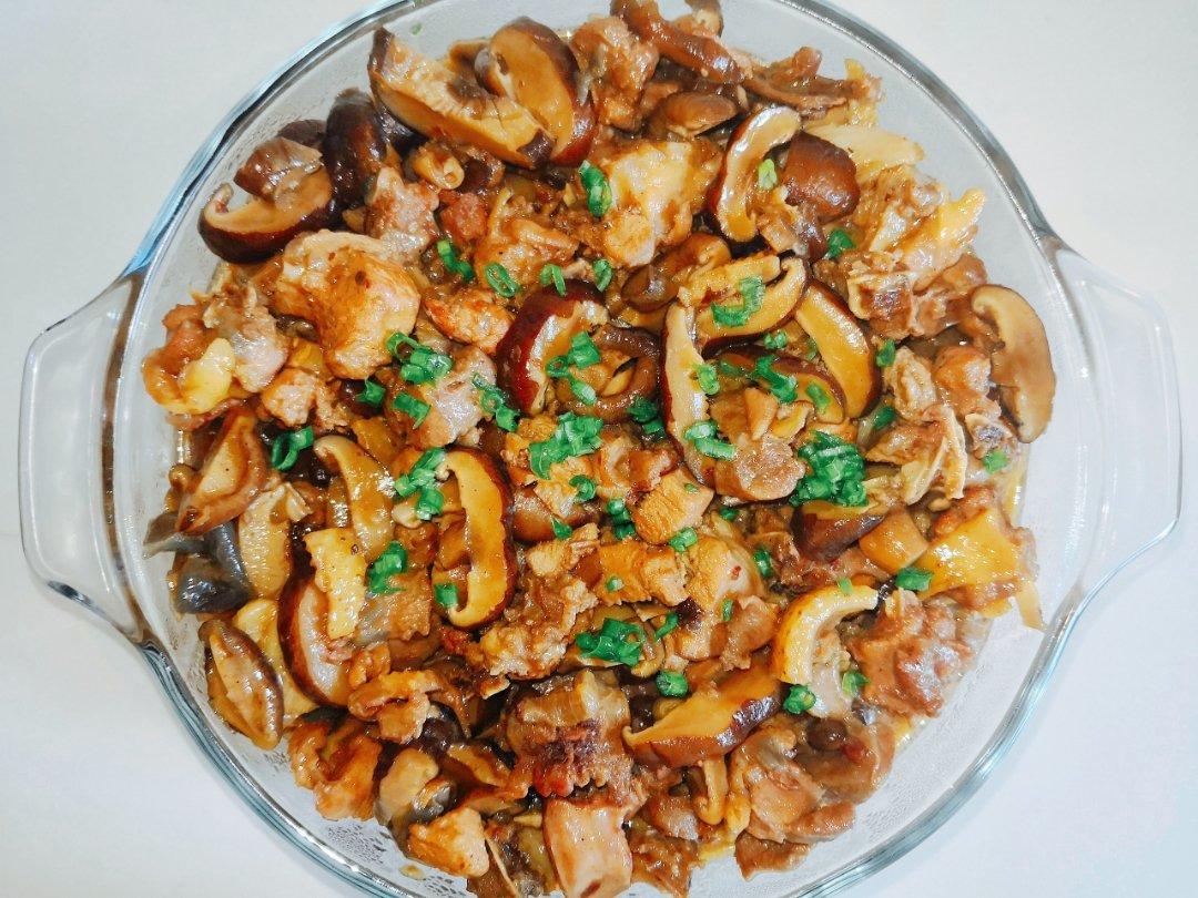 冬菇滑鸡煲：鸡肉烧得鲜嫩爽滑，这方法管用！