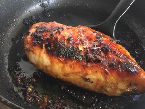 酷炫屌炸天好吃的煎鸡胸肉（香蒜蜂蜜煎鸡胸肉）的做法 步骤8