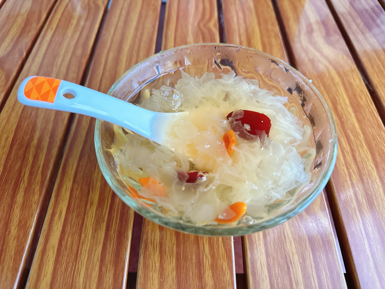 电饭煲版银耳红枣枸杞汤的做法 步骤1