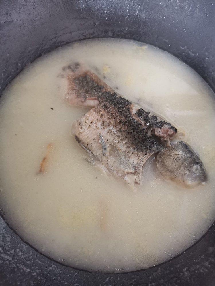 清炖鲫鱼汤 三个关键步骤让你轻松炖出汤浓味鲜色白似奶的鲫鱼汤