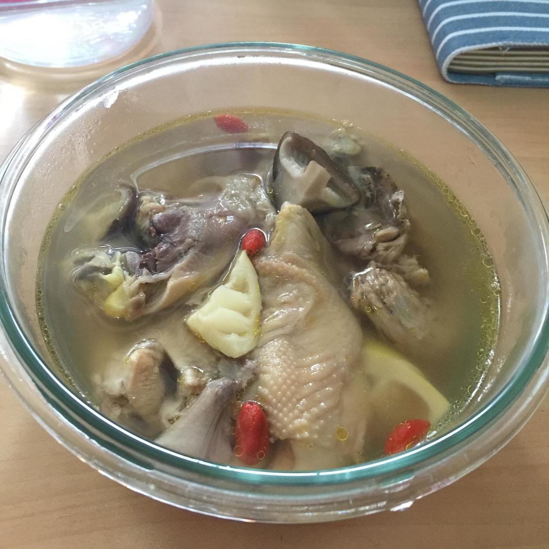 香菇春笋煲鸡汤的做法