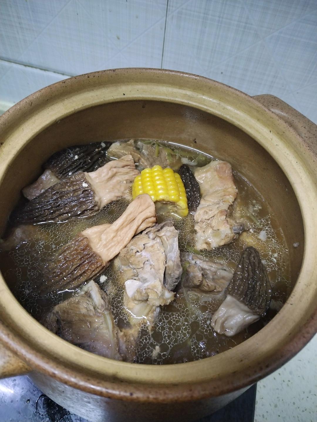 羊肚菌炖排骨汤