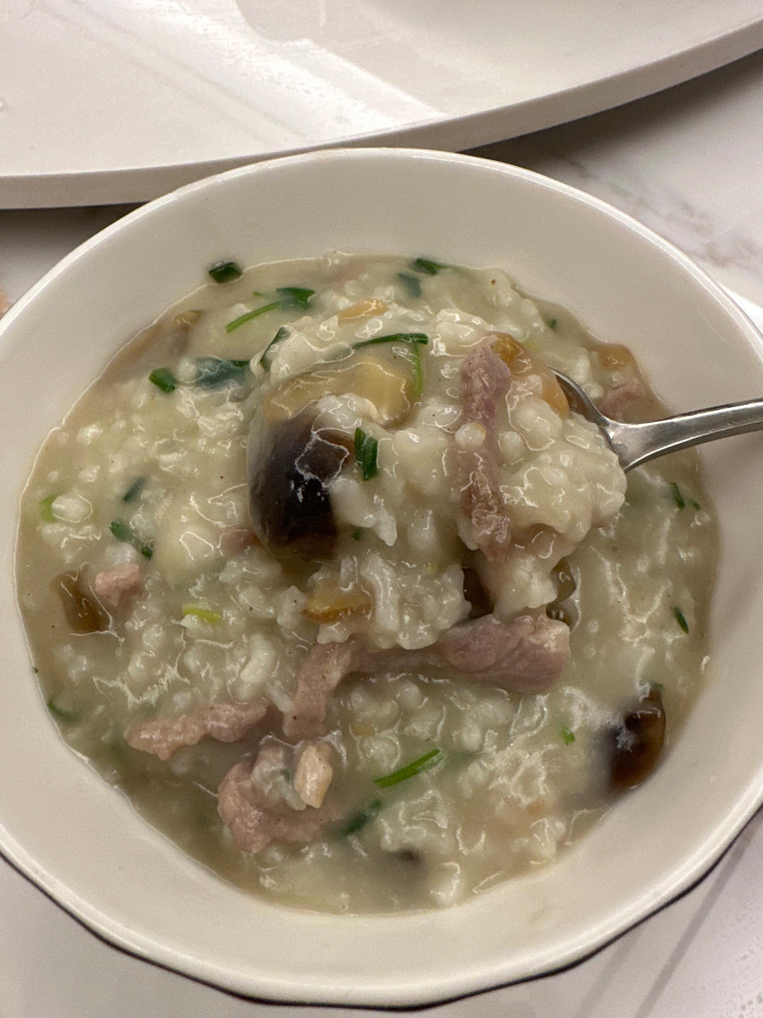 广东人早餐都爱吃的皮蛋瘦肉粥，做法简单，营养好吃
