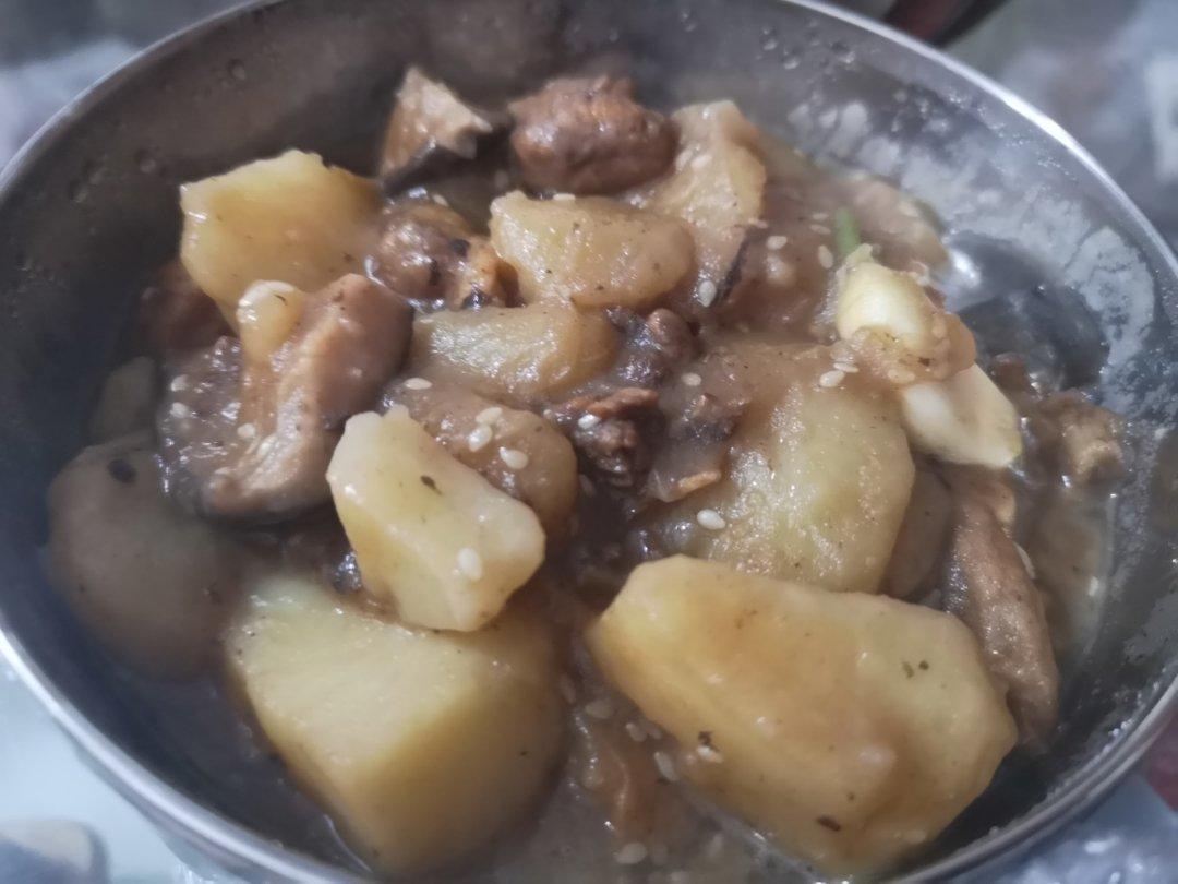 香菇土豆炖鸡块