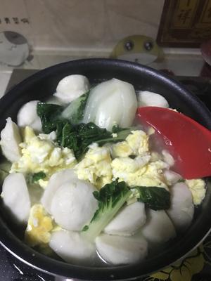 超级简单懒人一菜两吃-鱼蛋白菜鸡蛋汤的做法 步骤3