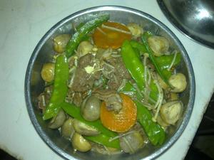 兰豆杂菇炒牛肉的做法 步骤5
