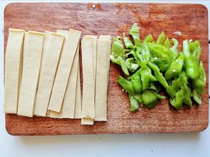 家庭版❣️青椒豆腐皮的做法 步骤2