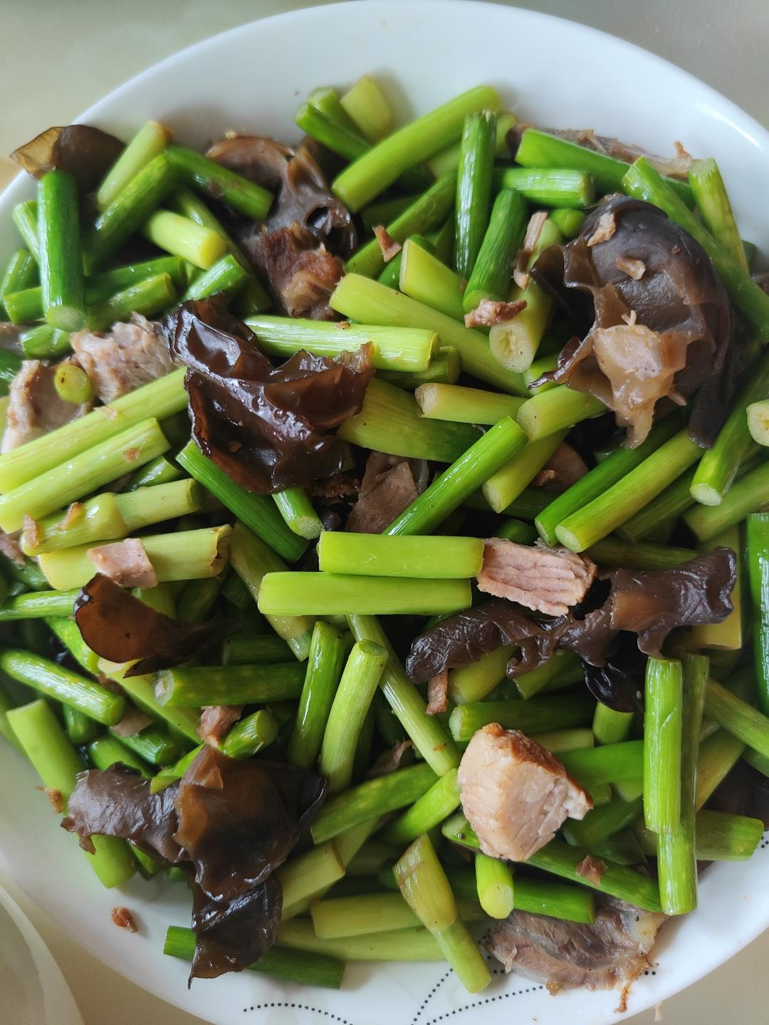 蒜苔木耳炒肉