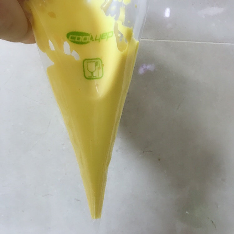 简单易操作的蛋黄溶豆的做法 步骤4