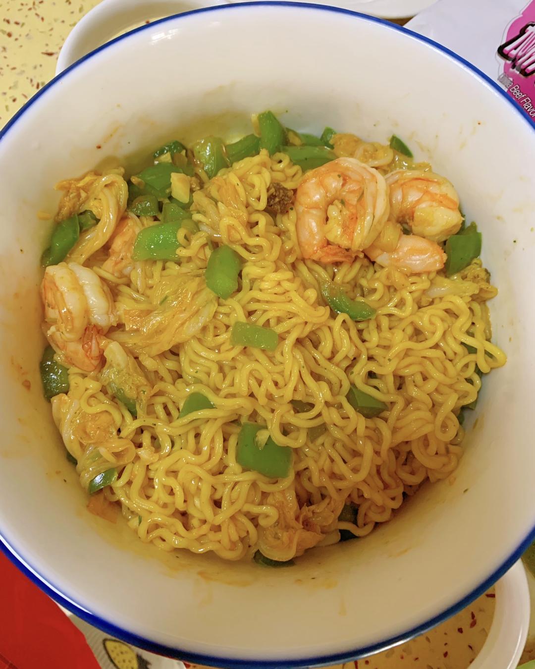 自创鲜虾炒方便面  色香味俱全的做法