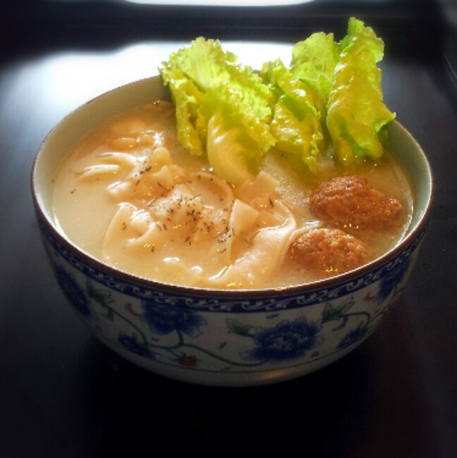 这个豆饼貌似是用绿豆粉,豌豆粉和米粉做成滴吧.