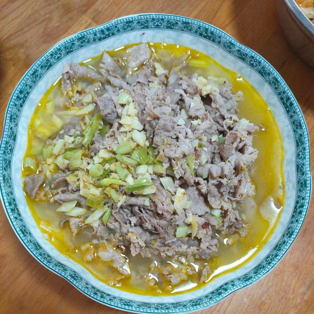 酸汤肥牛金针菇