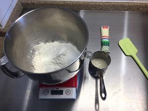 桂冠沙拉酱食谱-肉松柴鱼包的做法 步骤1