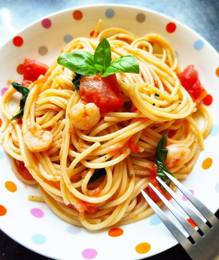 🍝浓郁可口，人人爱的番茄罗勒海鲜意面