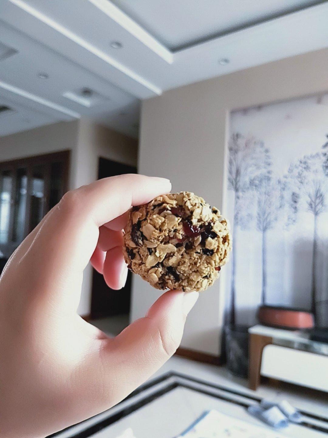 红糖燕麦饼干：燕麦片总泡着吃没意思，简单拌一拌，做成低卡瘦身小零食