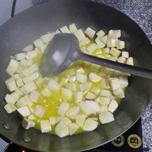 杏鲍菇鸡蛋炸酱的做法 步骤3
