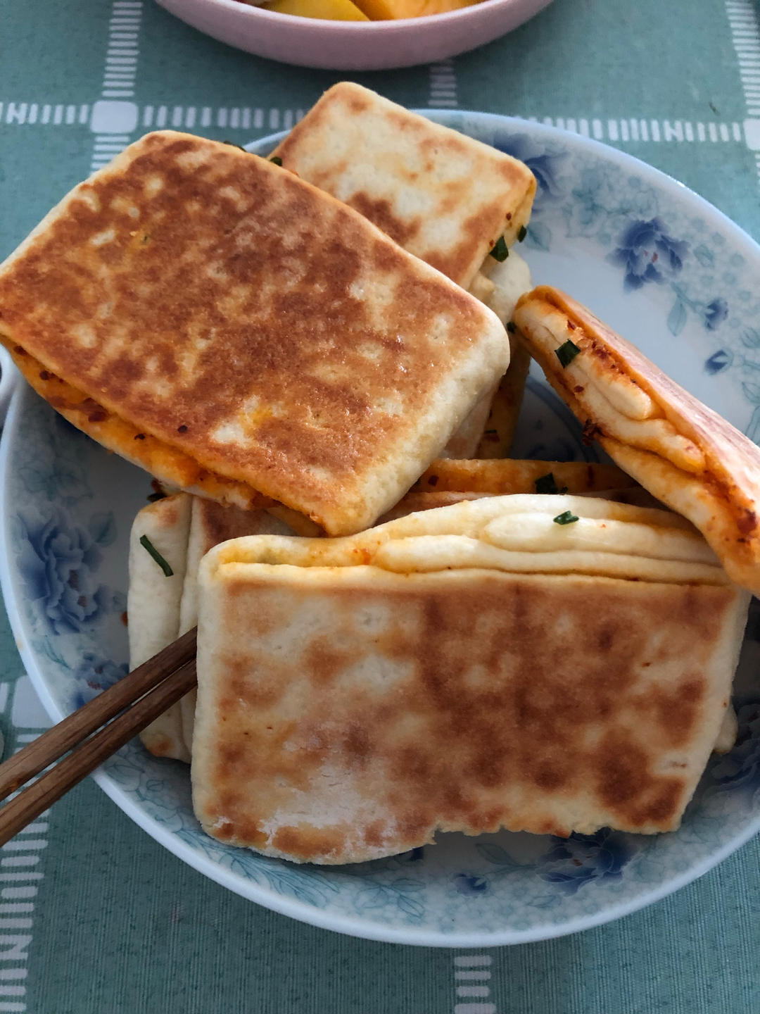 五香葱花饼    葱香四溢   咸香适口   太有食欲了 附细节视频