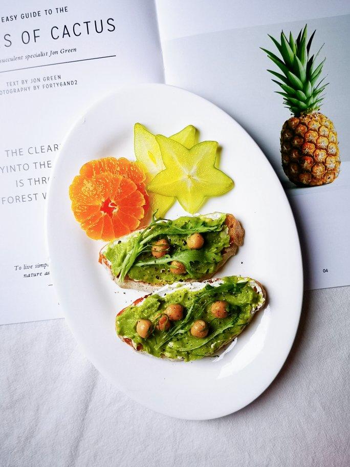 鹰嘴豆牛油果开放式三明治