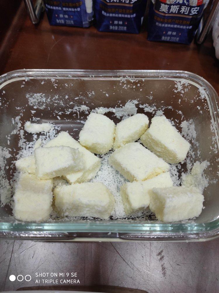 消耗淡奶油的牛奶小方