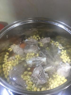 黄豆红萝卜煲猪骨汤的做法 步骤2