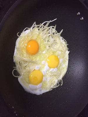 豆芽炒鸡蛋的做法 步骤4