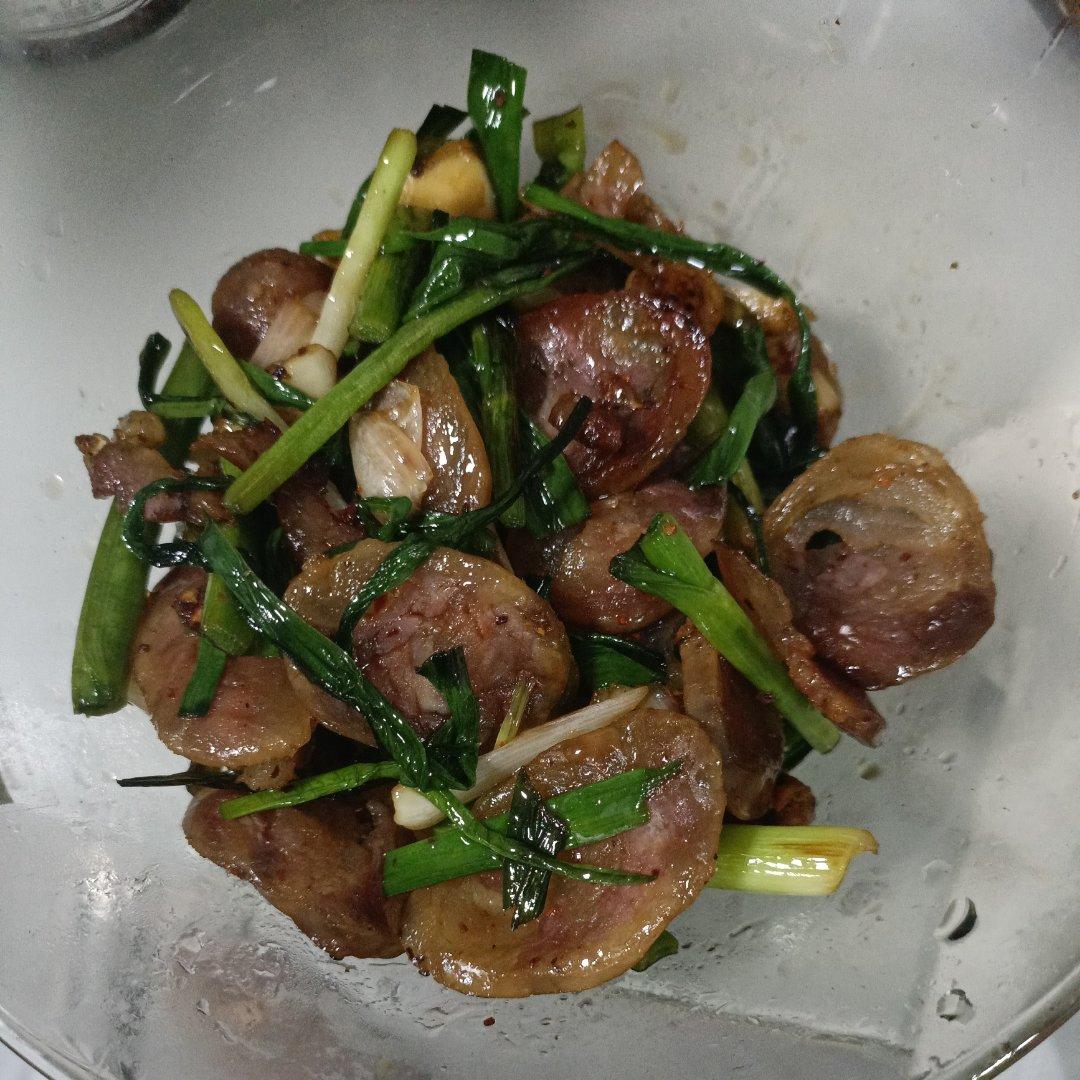 超简单下饭的蒜苗炒香肠