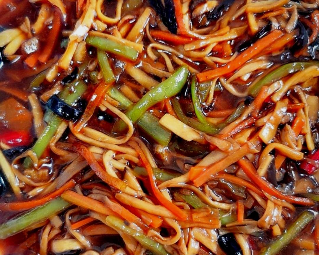 超级下饭的鱼香杏鲍菇，配米饭，面条都好吃，简单易做