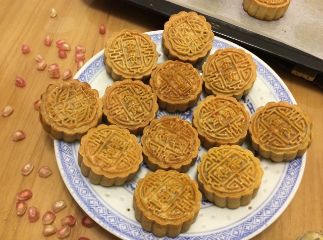 广式月饼－－蛋黄豆沙月饼