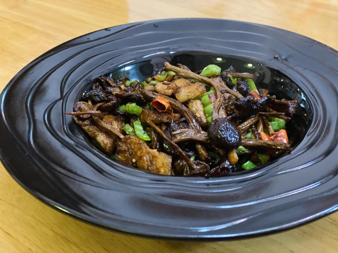 五花肉干锅茶树菇