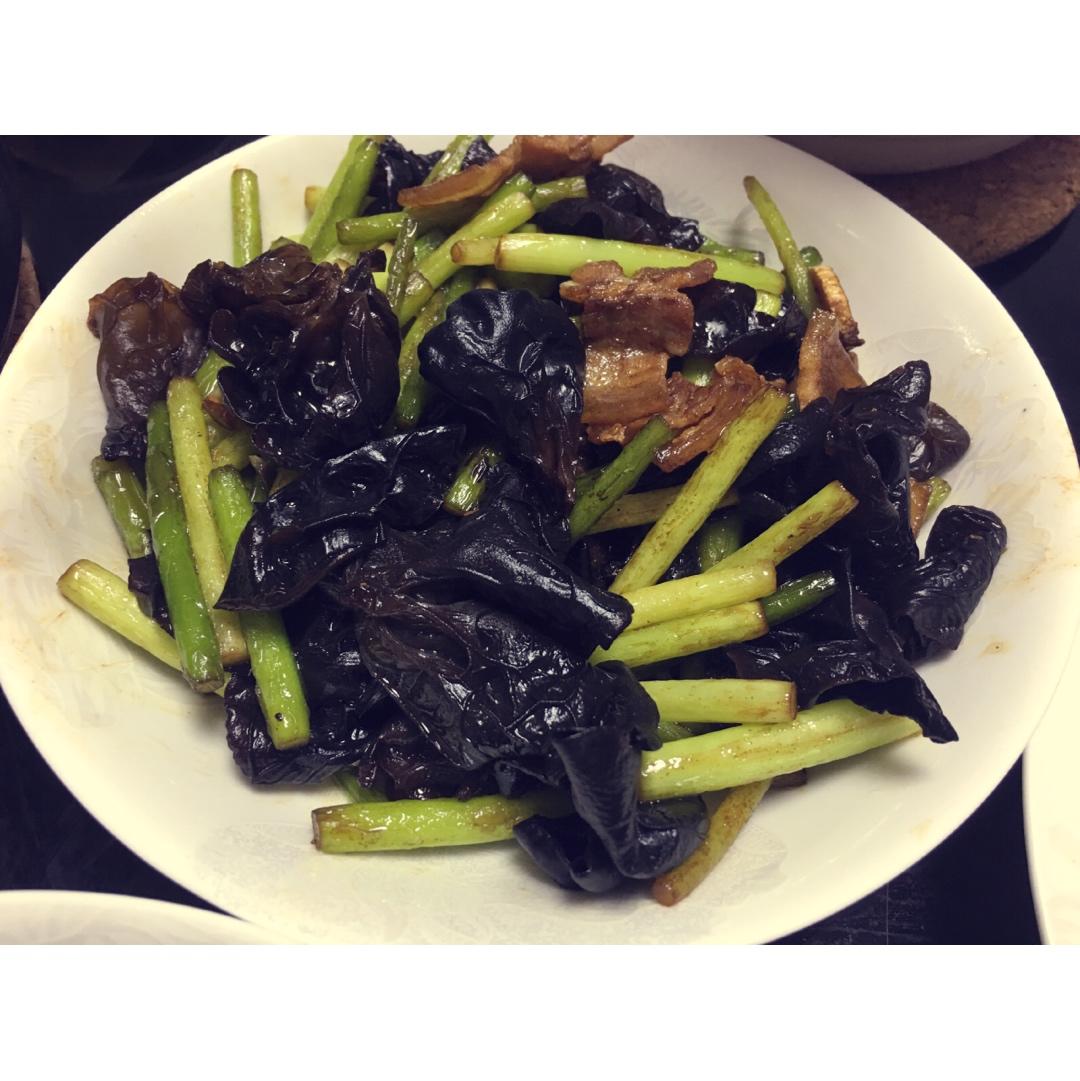 五花肉炒蒜苔 / 蒜薹炒肉