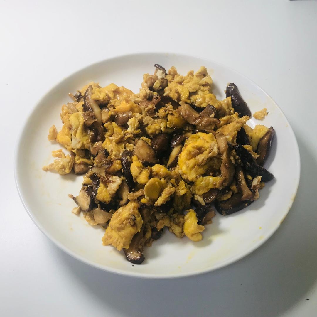铝饭盒里的香菇炒鸡蛋