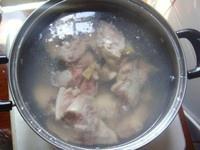 花生冬菇猪脚汤的做法 步骤3