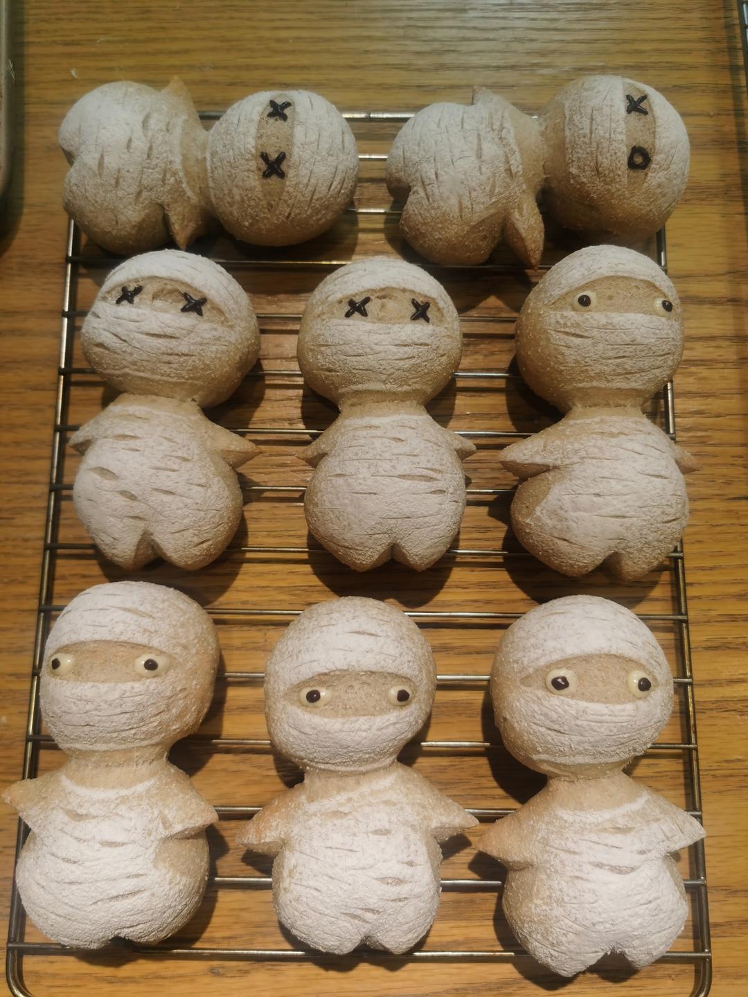 万圣节木乃伊全麦面包