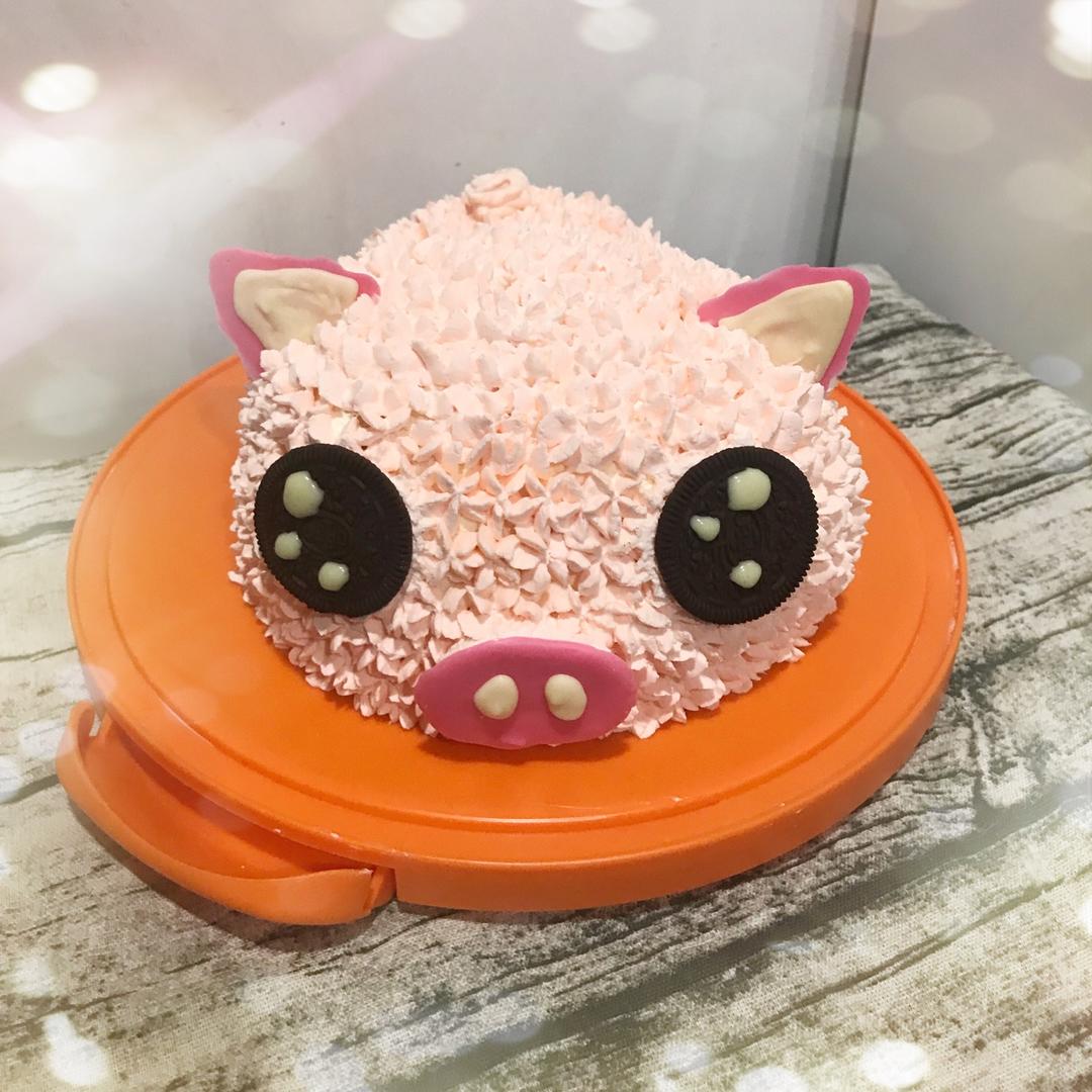 雯子爱小猪做的卡通立体小猪蛋糕(彩虹版)