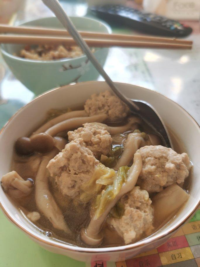 生汆丸子银耳蘑菇汤