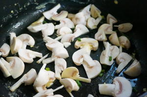 简简单单蘑菇蛋炒饭的做法 步骤4