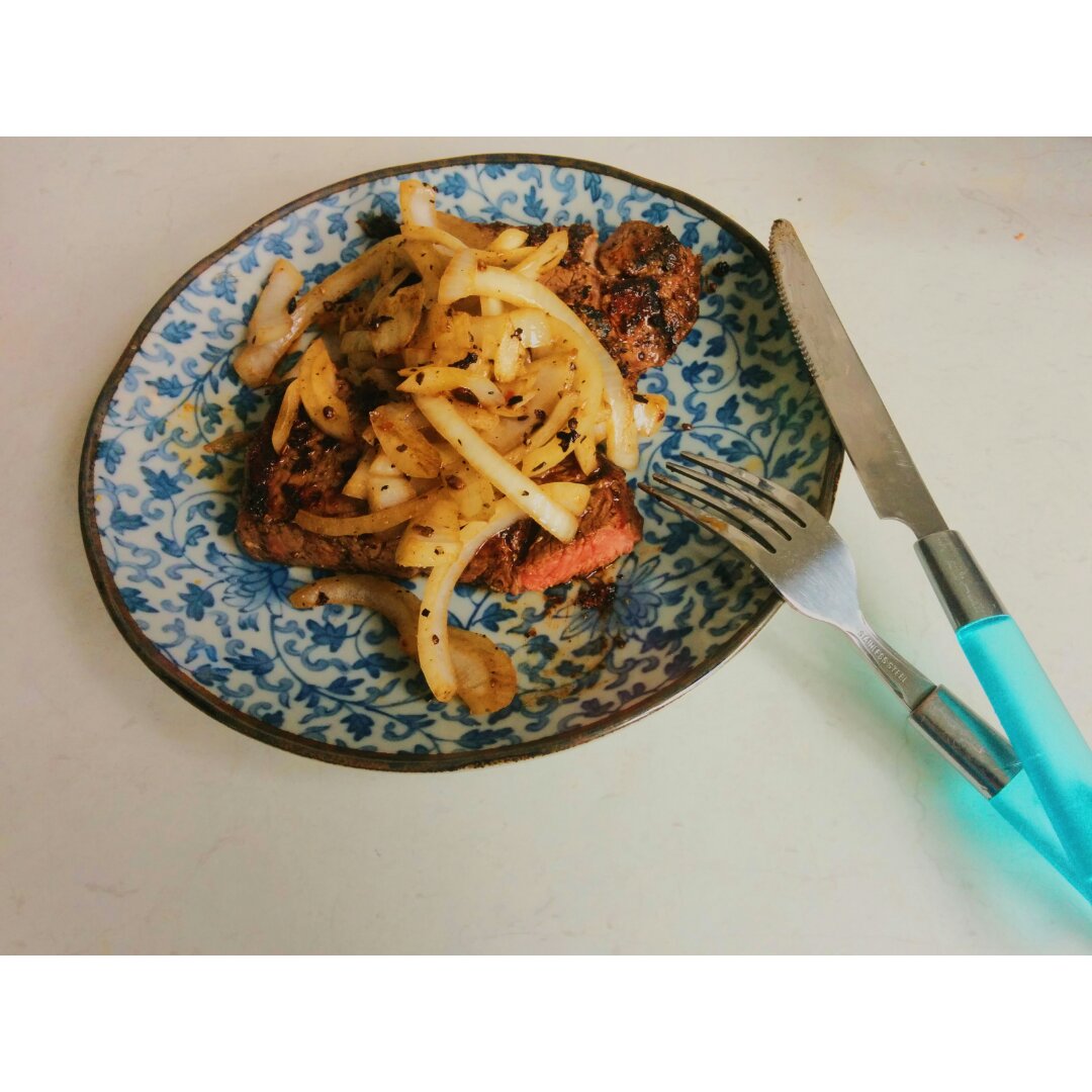 四分钟煎好一块鲜嫩多汁的牛排