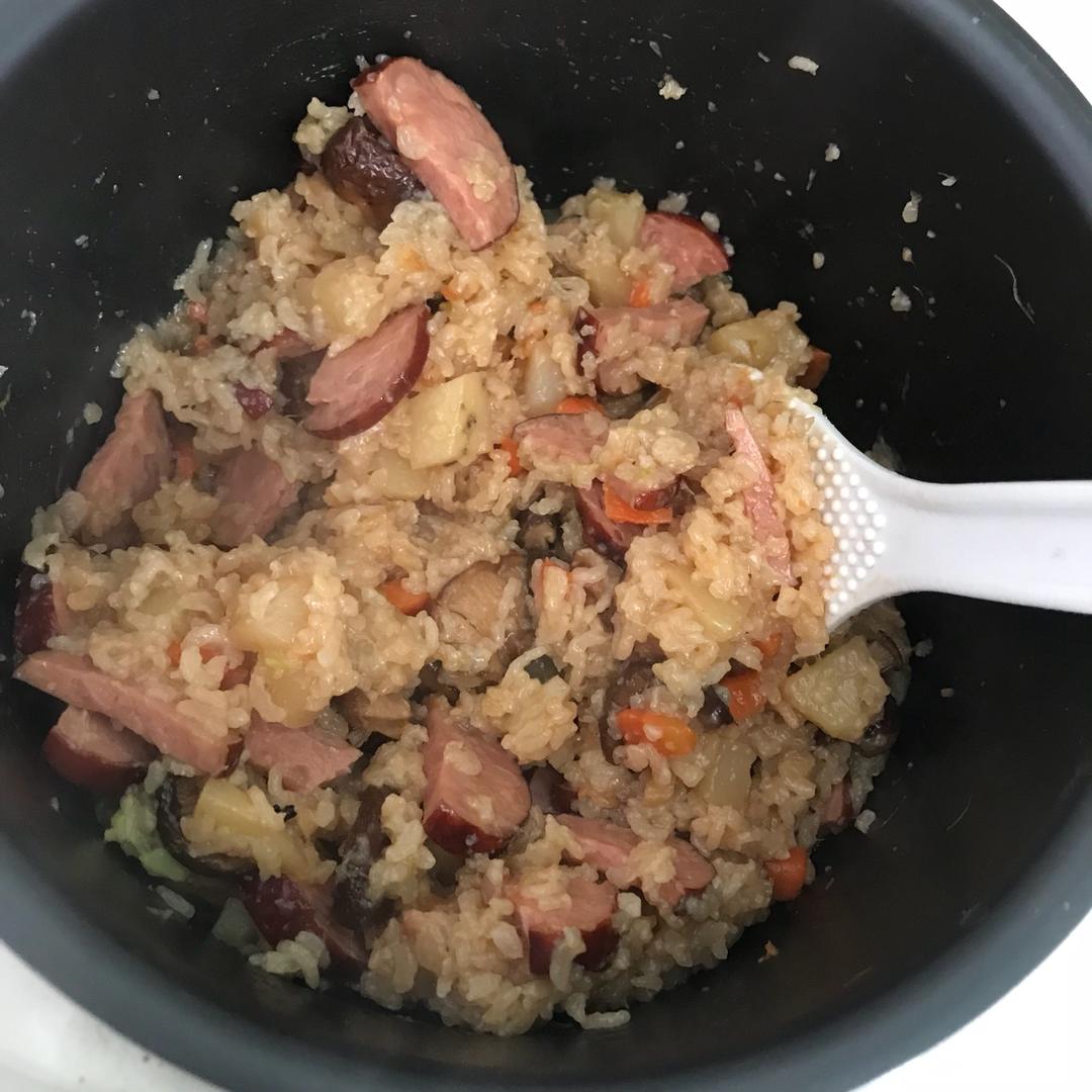 香菇腊肠土豆焖饭