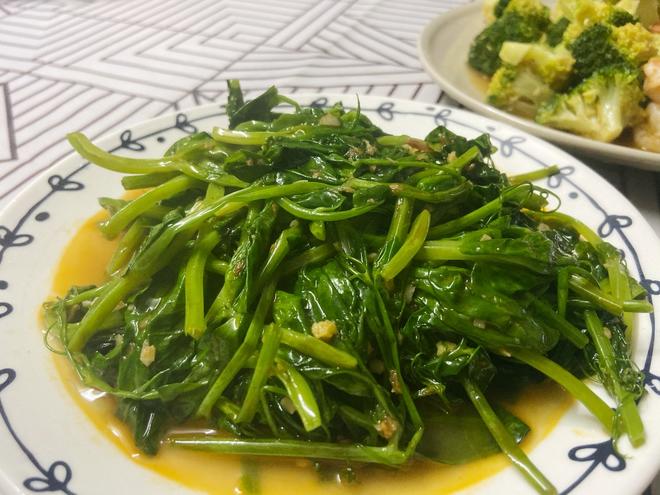泰国虾酱炒豌豆尖的做法